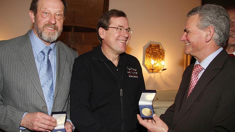 Nur zwei Goldmedaillen konnte Landrat Oswald Marr bei der Sportlerehrung in Schloss Mitwitz vergeben: an Gerhard Wachter aus Geroldsgrün und Peter Engerisser aus Höfles