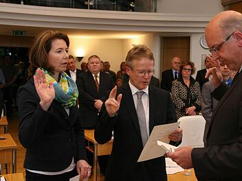 Der neue Erste Bürgermeister Klaus Homann (rechts) mit seinen Stellvertretern Elke Eberl (CSU) und Hans Wichert (Wählergemeinschaft Sassanfahrt-Köttmannsdorf-Rothensand bei der Vereidigung.  Foto: Werner Baier