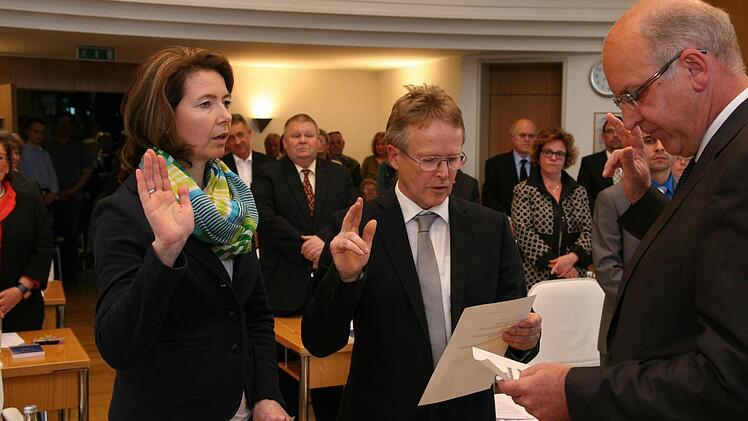 Der neue Erste Bürgermeister Klaus Homann (rechts) mit seinen Stellvertretern Elke Eberl (CSU) und Hans Wichert (Wählergemeinschaft Sassanfahrt-Köttmannsdorf-Rothensand bei der Vereidigung.  Foto: Werner Baier