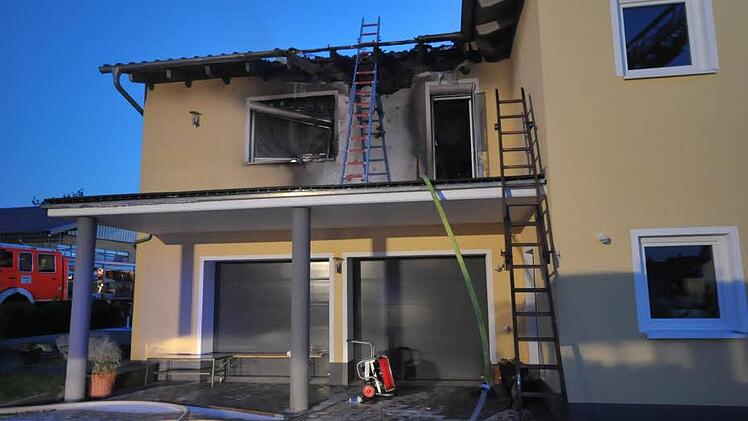 Die Bauweise des Hauses erschwerte die Löscharbeiten in Burgstall. Foto: Roland Meister