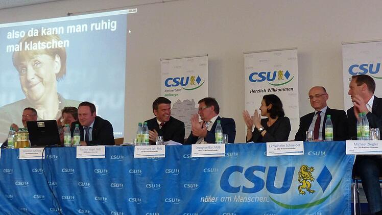 Auf dem Podium saßen, von links: der Bezirksgeschäftsführer Georg Brückner, die beiden Schriftführer Gabriele Rögner und Sebastian Schilling, Kreisvorsitzender Steffen Vogel, CSU-Bezirksvorsitzender Gerhard Eck sowie die drei stellvertretenden Vorsitzenden Dorothee Bär, Wilhelm Schneider und Michael Ziegler.