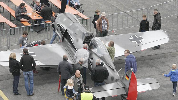 Die Besucher warteten vergebens: Die Focke Wulf von Peter Hanusa durfte nicht starten und konnte nur vom Boden aus unter die Lupe genommen werden.