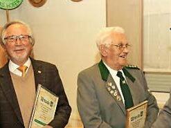 Bürgermeister Bernd Drummer freut sich mit Ernst Drummer und Arthur Heinl, die für 50 und 60 Jahre Treue vom Vorsitzenden Johannes Pieger geehrt wurden. Foto: gal