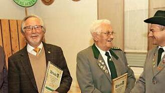 Bürgermeister Bernd Drummer freut sich mit Ernst Drummer und Arthur Heinl, die für 50 und 60 Jahre Treue vom Vorsitzenden Johannes Pieger geehrt wurden. Foto: gal