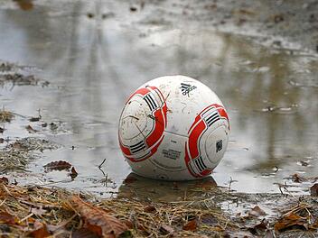 Gummistiefel statt Fußballschuhe sind bei derartigen Verhältnissen ratsam. Der Dauerregen wird wohl die Austragung vieler Partien am Wochenende unmöglich machen. Foto: Monika Limmer