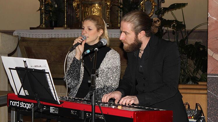 Sophia Weinberger und Tobias H&uuml;mpfner sangen stimmungsvolle Lieder.  Foto: Christiane Reuther