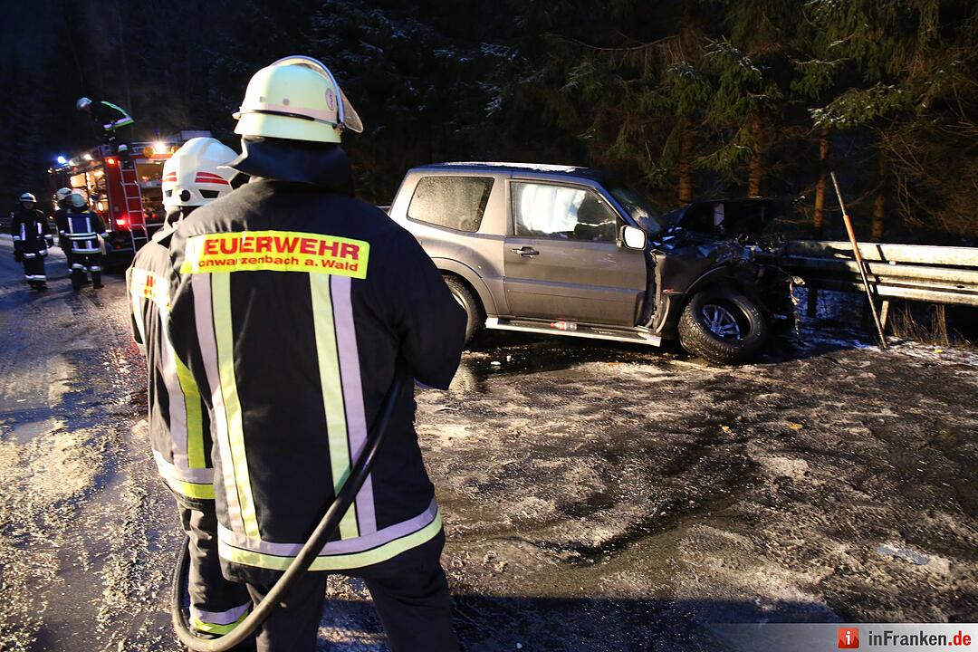 Drei Verletzte bei Unfall auf ploetzlich winterglatten Bundesstrasse