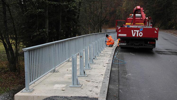 In den vergangenen Tagen wurden Leitplanken angebracht.  Foto: Friedwald Schedel