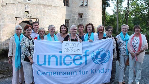 Stolz verk&uuml;ndete die Unicef-Arbeitsgruppe Oberfranken mit ihrer Leiterin Gisela Schardt (5. v. r. ) und B&uuml;rgermeister Hans-Peter Laschka den Erl&ouml;s des Unicef-Kinderfests in Mitwitz: 10&nbsp;500 Euro. Foto: Herbert Fischer