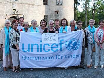 Stolz verkündete die Unicef-Arbeitsgruppe Oberfranken mit ihrer Leiterin Gisela Schardt (5. v. r. ) und Bürgermeister Hans-Peter Laschka den Erlös des Unicef-Kinderfests in Mitwitz: 10 500 Euro. Foto: Herbert Fischer