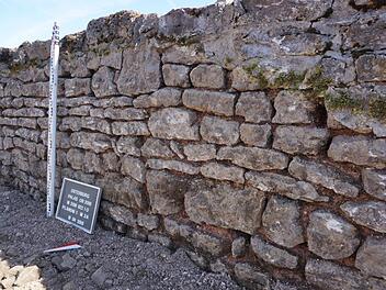 Bei der Freilegung im Palas der Osterburg kam Originalmauerwerk aus der Zeit um 1160 bis 1170 zum Vorschein.  Foto: Marion Eckert