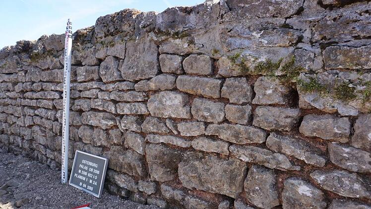 Bei der Freilegung im Palas der Osterburg kam Originalmauerwerk aus der Zeit um 1160 bis 1170 zum Vorschein.  Foto: Marion Eckert