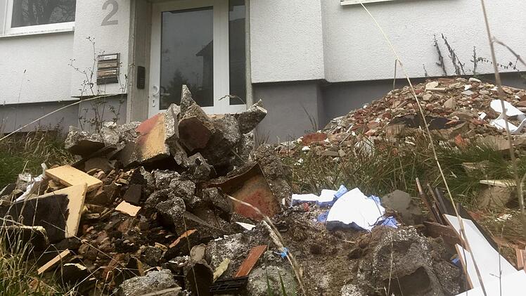 Das frühere Übergangswohnheim in Oberwildflecken entwickelt sich immer mehr zur Geisterstadt mitten im Dorf. Foto Sebastian Schmitt