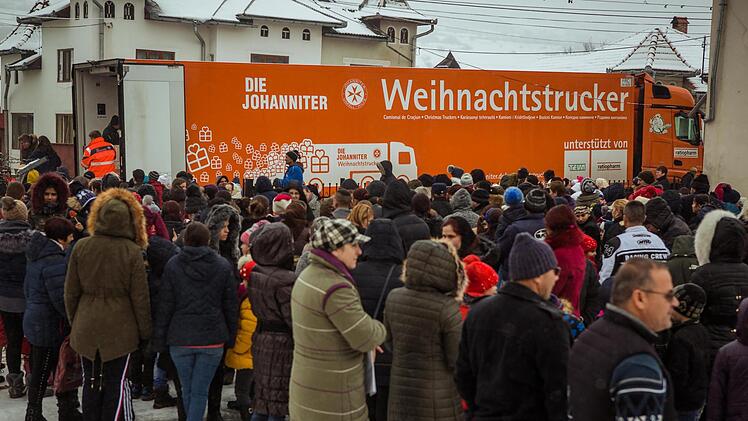 Lange Schlangen bildeten sich bei der Verteilung der Pakete des Johanniter-Weihnachtstruckers in Nord-Rum&auml;nien.  Foto: Tobias Grosser/Johanniter