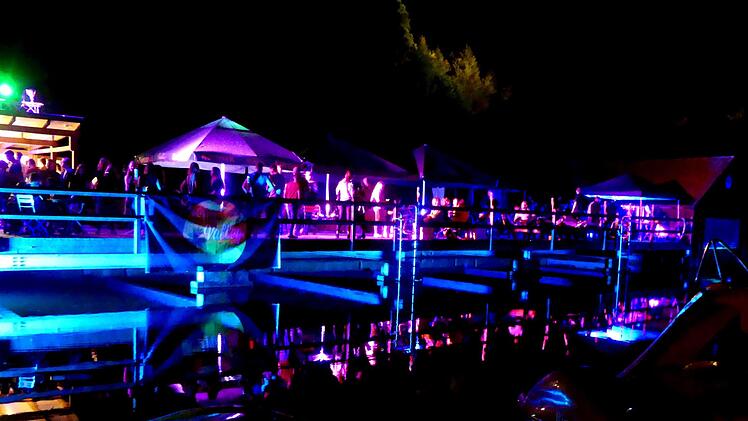 Party bei der Nacht am See. Foto: Dieter Hübner