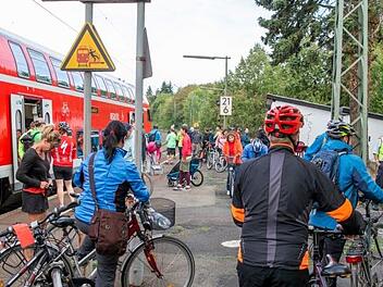 Sonderzüge sind unterwegs nach Sterbfritz. So kann man die komplette Strecke von der Quelle bis zur Mündung der Kinzig abfahren.  Foto: Kreispressestelle Stationen