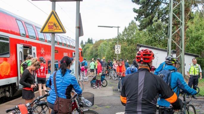 Sonderzüge sind unterwegs nach Sterbfritz. So kann man die komplette Strecke von der Quelle bis zur Mündung der Kinzig abfahren.  Foto: Kreispressestelle Stationen
