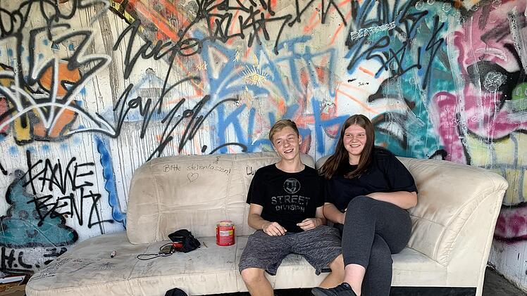 Adrian Rödel (15) und Anastasia Thoma (15) hängen auf der alten Couch ab - alles ganz harmlos. Die Verwüstungen gehen zulasten einer anderen Gruppe, sagen sie.Sonny Adam