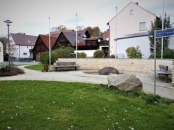 Links neben der Brunnenanlage soll auf dem Partnerschaftsplatz ein Wasserspielplatz entstehen.  Werner Reißaus
