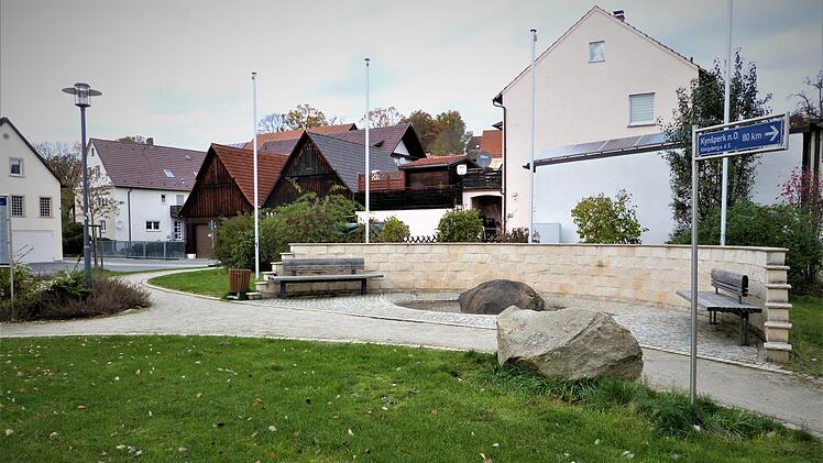 Links neben der Brunnenanlage soll auf dem Partnerschaftsplatz ein Wasserspielplatz entstehen.  Werner Reißaus
