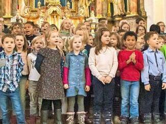 Die Walter-Schottky-Grundschüler waren begeistert bei der Sache und erzeugten unter den Zuhörern in St. Kilian Pretzfeld Begeisterung. Foto: René Ruhmann