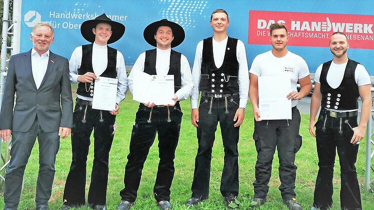 Die Ehrung erfolgreicher Handwerker und Handwerksmeister (von links) mit Firmenchef Günther Stenglein: Pierre Mühlfeld, Josef Griesenbrock, Stefan Pietruska, Kevin Herrmann und Junior-Chef Andreas Stenglein