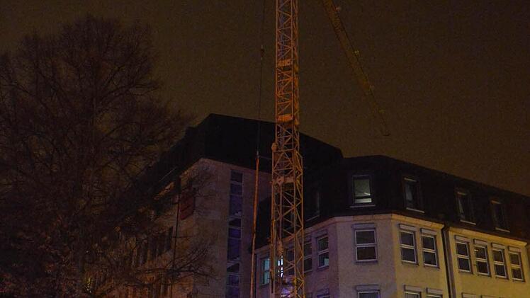 Das THW hat den Kran am Schönleinsplatz abgesichert. Eventuell muss der Kran auch abgebaut werden. Foto: Ronald Rinklef