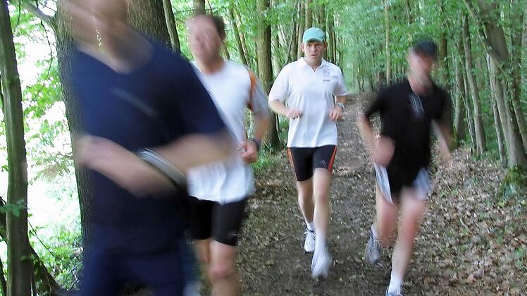 Diese Laufgruppe ist im Michelsberger Wald bei Bamberg unterwegs. Wollen Sie mit ihrer Gruppe verschiedene Strecken im Landkreis Kronach ausprobieren? Dann bewerben Sie sich als Laufgruppe für unsere "Aktivwochen". Foto: Michael Wehner