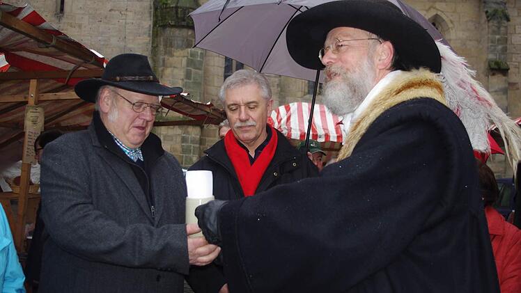Walter Schinzel-Lang (rechts) beschenkt Hans Büchner (links) mit einem Kronach-Krug. Mit im Bild ist (Mitte) Dritter Bürgermeister Hans Simon.