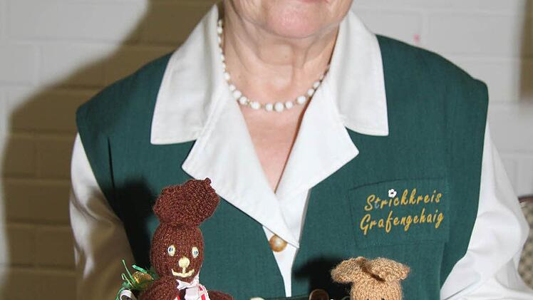 Marianne Schramm vom Strickkreis Gragengehaig hatte einen österlichen Stand für die vielen Wanderer aufgebaut.