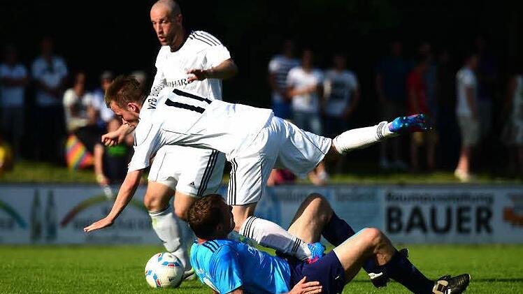 Szene vom Spiel des VfB Burglauer (weiße Trikots) gegen Eichenhausen/Saal (2:3). Foto: Anand Anders