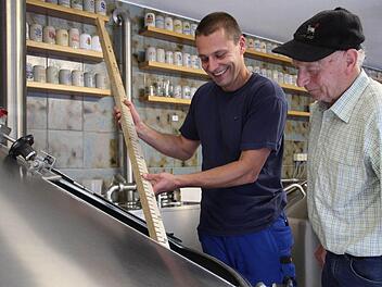 Sebastian Rittinger und Ludwig Klebl stechen die Würze im Sudkessel ab. Die Klosterbrauerei Kreuzberg produziert jedes Jahr 9000 Hektoliter Bier. Fotos: Carmen Schmitt