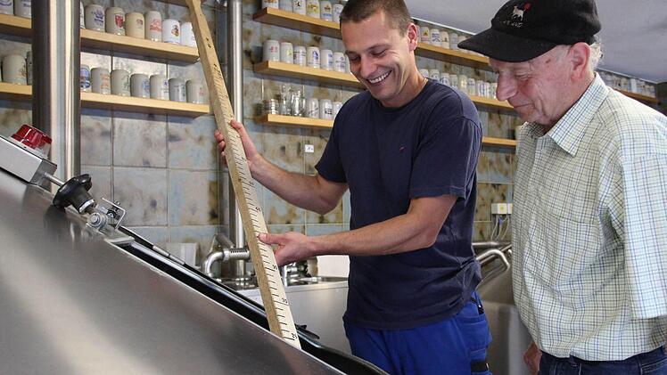 Sebastian Rittinger und Ludwig Klebl stechen die Würze im Sudkessel ab. Die Klosterbrauerei Kreuzberg produziert jedes Jahr 9000 Hektoliter Bier. Fotos: Carmen Schmitt