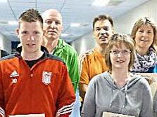 Sie freuten sich über ihre Ergebnisse, von links: Thorsten Kneuer, Christian Höfler, Christopher Hümmer, Rainer Ullrich, Matthias Kuhn, Marianne Hümmer, Christine Frank, Lorenz Zettelmeier und Sofia Messingschlager mit dem Vorsitzenden Willi Rzepka.  Foto: Christian Ziegler