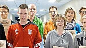 Sie freuten sich über ihre Ergebnisse, von links: Thorsten Kneuer, Christian Höfler, Christopher Hümmer, Rainer Ullrich, Matthias Kuhn, Marianne Hümmer, Christine Frank, Lorenz Zettelmeier und Sofia Messingschlager mit dem Vorsitzenden Willi Rzepka.  Foto: Christian Ziegler
