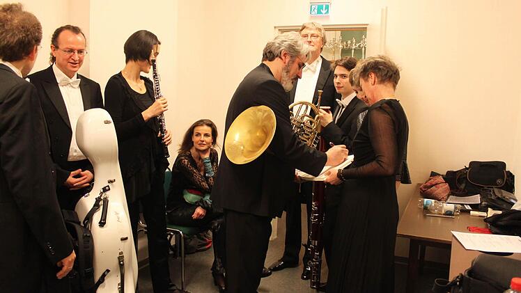 Schon in der Konzertpause wollten die Musiker ein Autogramm von Radovan Vlatkovic in ihrem Gästebuch.Foto: Thomas Ahnert