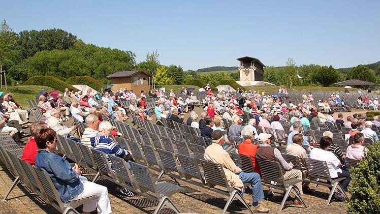 Gut 1000 Sitzplätze bietet die Zuschauertribüne vor der Seebühne. Foto: Matthias Einwag