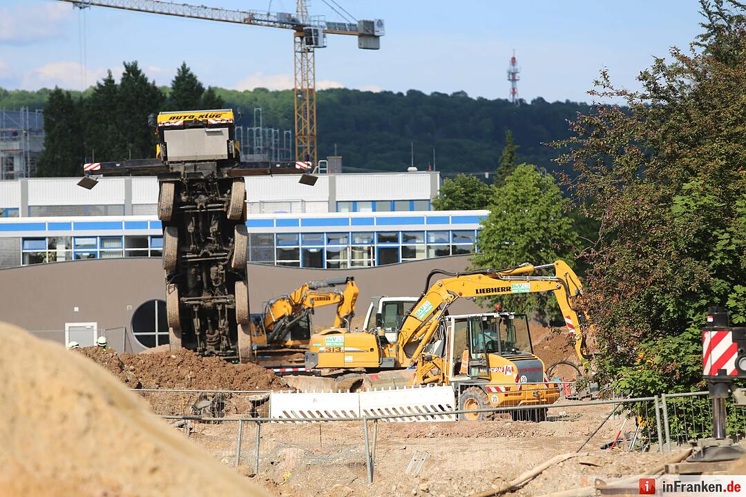 Autokran auf Baustelle in Bayreuth umgestürzt