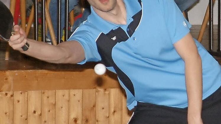 Eine knappe 7:9-Niederlage musste der SV Langenau beim Spitzenreiter TSV Steinberg in der 2. Kreisliga hinnehmen. Obwohl der Langenauer Spitzenspieler Benjamin Vetter seine zwei Einzel und das Doppel mit Thorsten Sima gewann, reichten seine Punkte nicht zum Erfolg der Gäste. Foto: Hans Franz