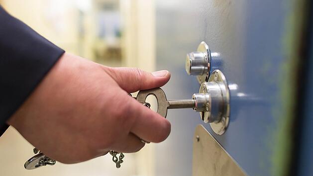 Weil er Polizisten beleidigt und wie wild um sich geschlagen hat, muss ein 25-J&auml;hriger hinter Gitter. Symbolfoto: Uwe Anspach/dpa