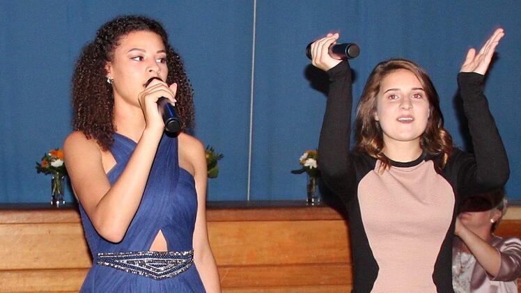 Cheyenne und Emely sorgten mit ihrem Gesang für Gänsehautfeeling.  Foto: Johanna Blum