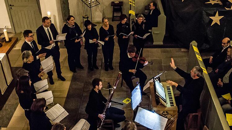 Die Kantorei Heilig Kreuz unter der Leitung von Sigurd Knopp sang die Uraufführung der Weihnachtskantate "Licht, das in die Welt gekommen."Foto: Jochen Berger