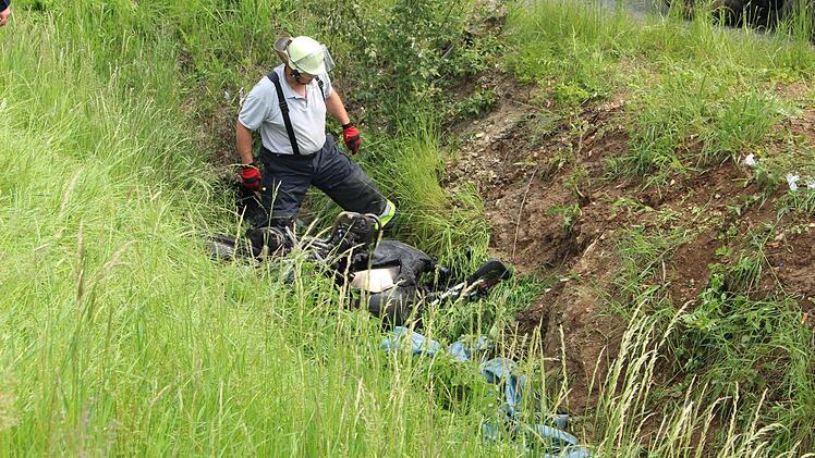 Schwerer Motorrad-Unfall in Mistelgau (Oberfranken): Am Samstagmittag krachte ein Motorrad mit einem Traktor zusammen. Der Biker erlitt schwere Verletzungen, sein Motorrad ging in Flammen auf. Foto: NEWS5 / Holzheimer