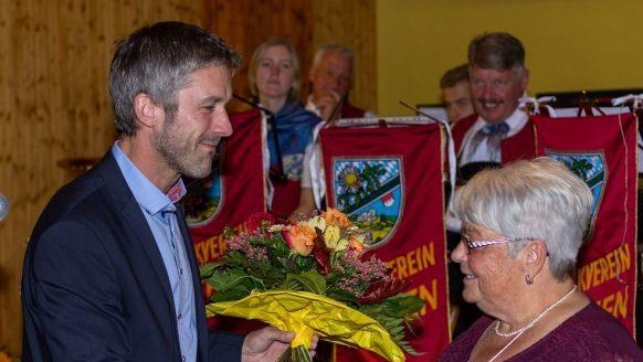 Bürgermeister Jochen Vogel überreichte Irmgard Prucha einen Blumenstrauß für 27 Jahre, die sie das Amt der Ersten Vorsitzenden bekleidet hat. Foto: Roland Loch