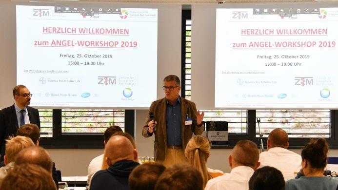 Professor Dr. med. Bernd Griewing, Vorstand Medizin der Rhönklinikum AG, und Dr. Hassan Soda, Leitender Arzt der Akutneurologie II und Stroke Unit am Campus Bad Neustadt, bei seiner Begrüßung am Campus in Bad Neustadt. 80 Notärzte, Rettungsdienstmitarbeiter, Pflegepersonal, Klinik- und Hausärzte diskutierten aktuelle medizinische Entwicklungen und in diesem Jahr konkret das Thema Zentrale Notaufnahme sowie Telemedizin. Foto: Hanns Friedrich