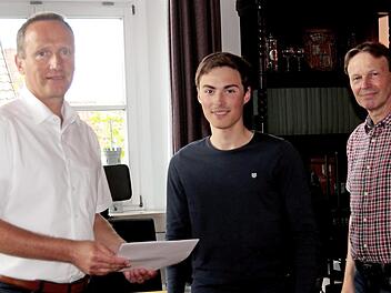 Sowohl Bürgermeister Michael Ziegler (links) als auch Ausbildungsleiter Wolfgang Kühl (rechts) freuten sich über das hervorragende Abschneiden des Auszubildenden Kolonat Wickles, der mit der Note 1,0 den Bayerischen Staatspreis erhielt.  Foto: Günther Geiling