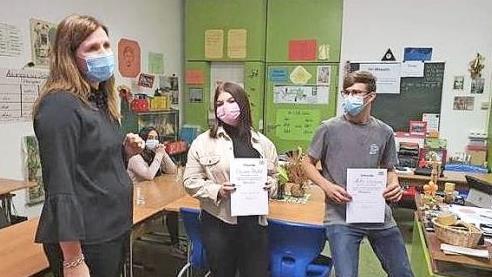 Schulrätin Kerstin Zapf (von links) verleiht den neuen Kreisschülersprechern Chiara Strobl und Mike Schramm ihre Urkunden. Foto: Schülein