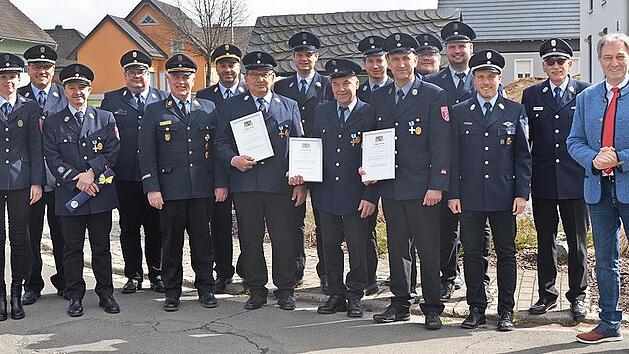 Mehrere Aktive wurden bei der Feuerwehr Neufang f&uuml;r langj&auml;hrigen Dienst geehrt, unter ihnen (mit Urkunden von links) Thomas Rei&szlig;ig (40 Jahre), Alois F&ouml;hrweiser (40Jahre) und der neue Erste Vorsitzende Gerd B&ouml;hnlein (25 Jahre).