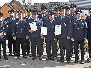 Mehrere Aktive wurden bei der Feuerwehr Neufang f&uuml;r langj&auml;hrigen Dienst geehrt, unter ihnen (mit Urkunden von links) Thomas Rei&szlig;ig (40 Jahre), Alois F&ouml;hrweiser (40Jahre) und der neue Erste Vorsitzende Gerd B&ouml;hnlein (25 Jahre).