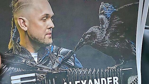 Alexander Tulinov spielt Klassik-Rock auf dem Akkordeon.